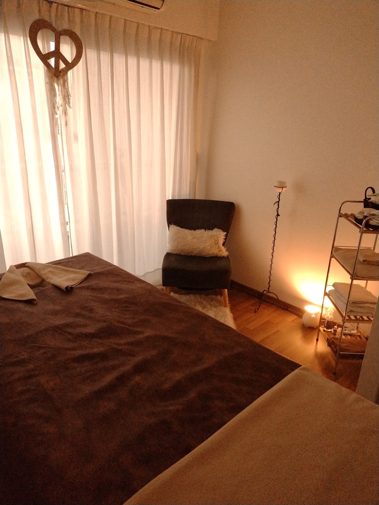 Sala de masajes con detalles cálidos